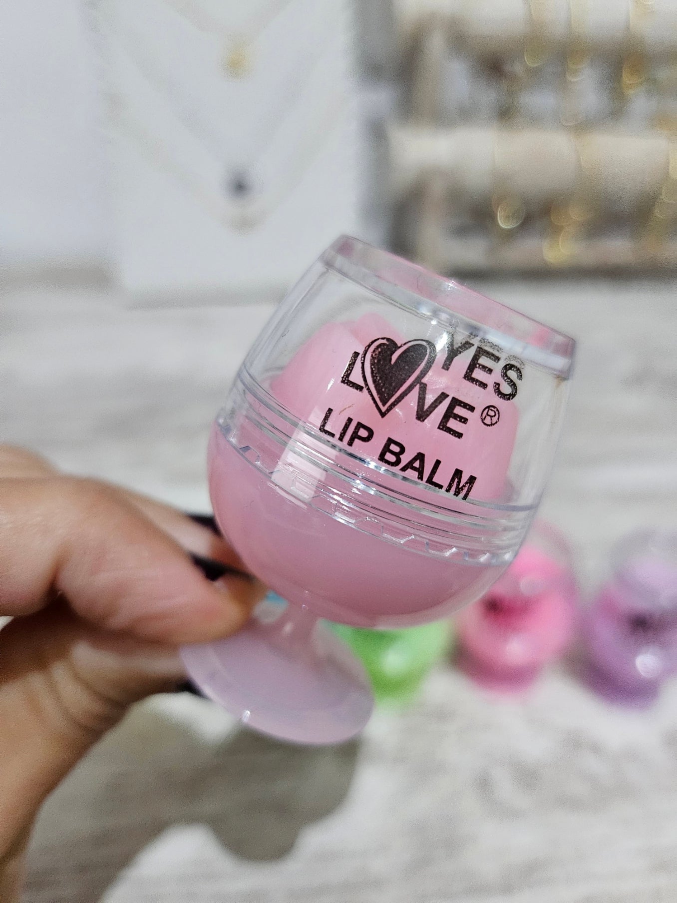 BÁLSAMO LABIAL CON FORMA DE COPA QUE BRILLA EN LA OSCURIDAD - YES LOVE