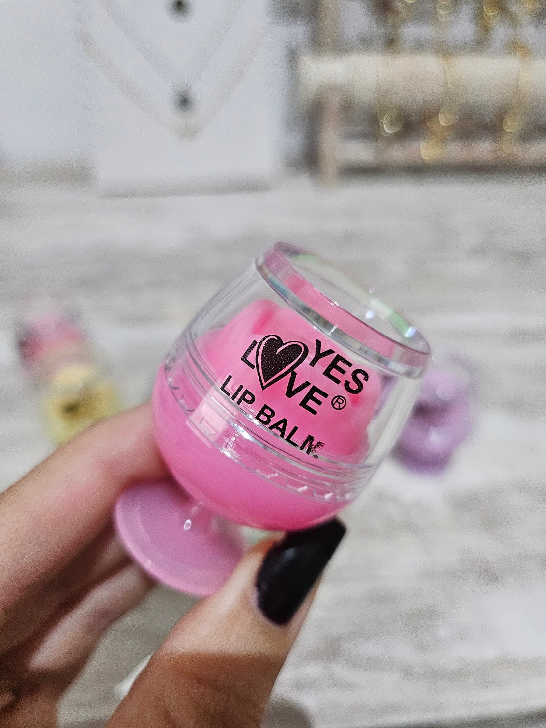 BÁLSAMO LABIAL CON FORMA DE COPA QUE BRILLA EN LA OSCURIDAD - YES LOVE