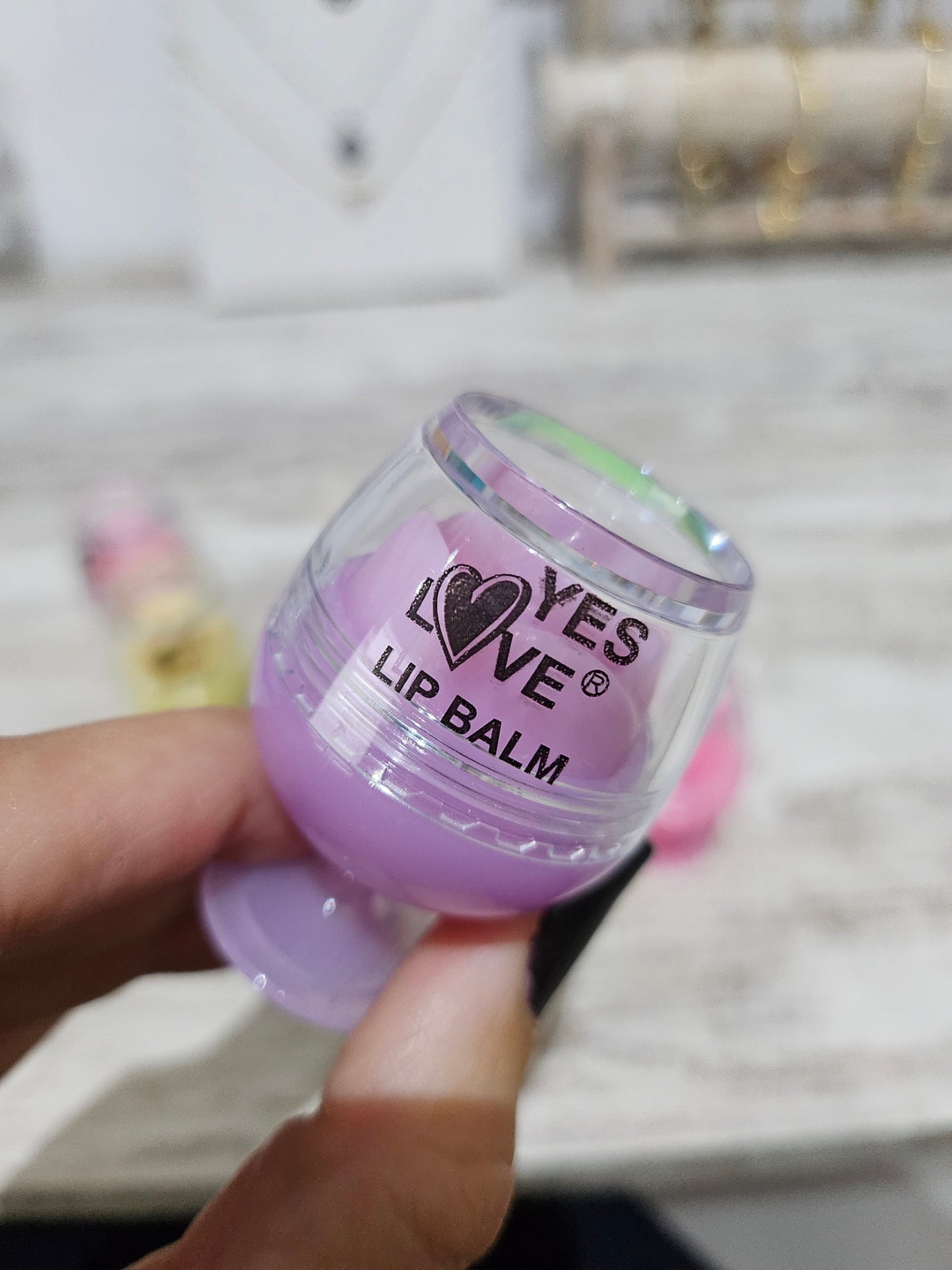 BÁLSAMO LABIAL CON FORMA DE COPA QUE BRILLA EN LA OSCURIDAD - YES LOVE