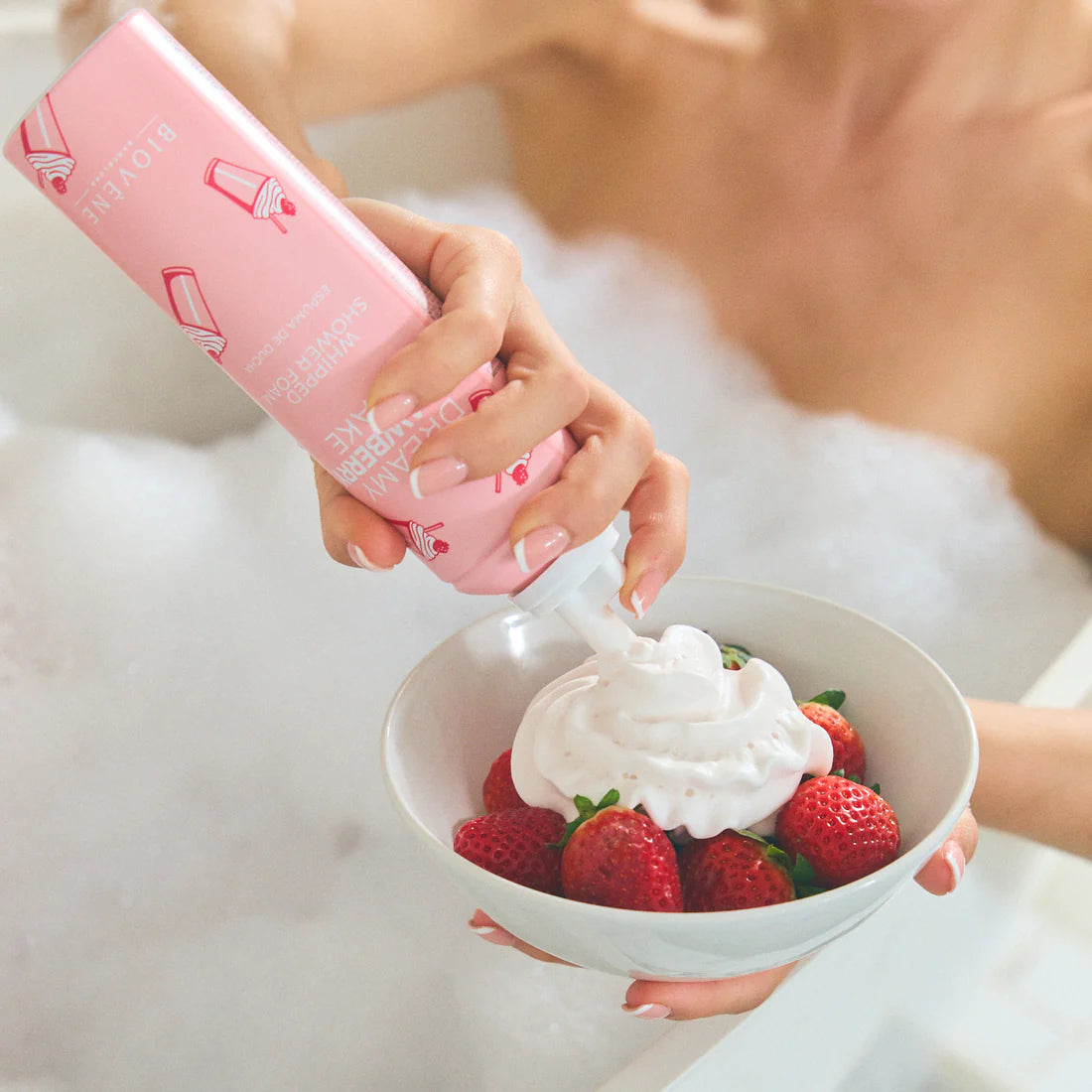 ESPUMA DE DUCHA BATIDA con aroma a batido de fresa de ensueño.
