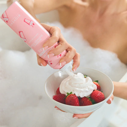 ESPUMA DE DUCHA BATIDA con aroma a batido de fresa de ensueño.