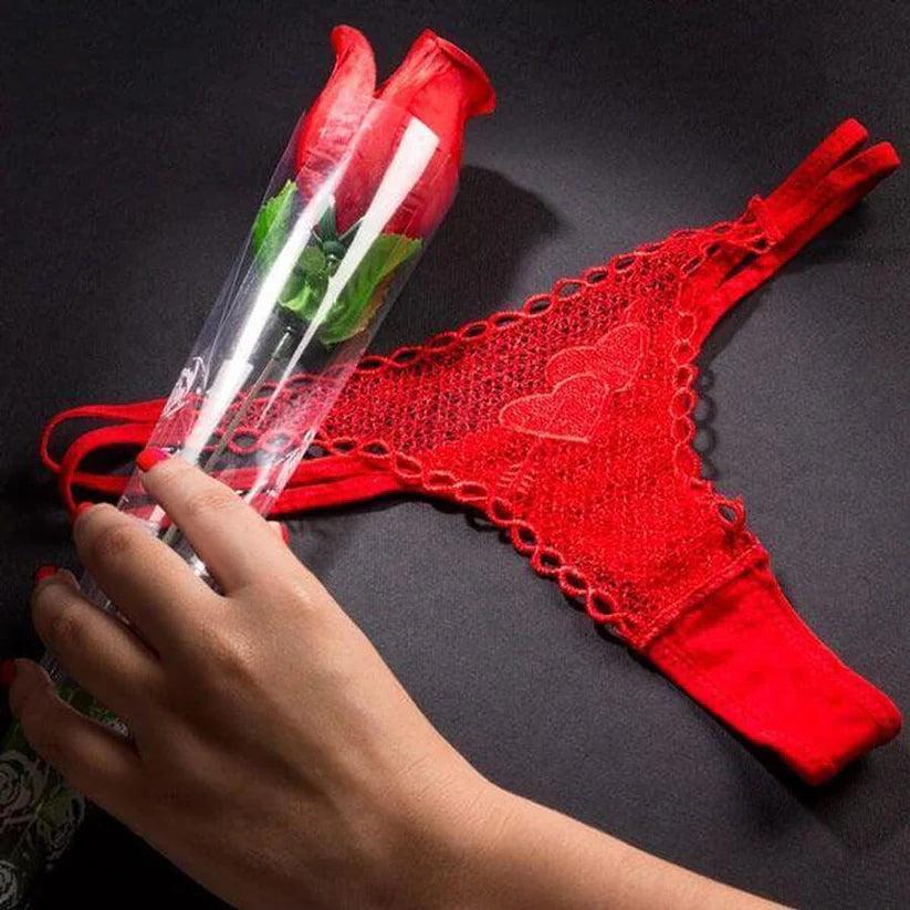 Tanguita sexy escondido en una rosa roja