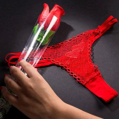 Tanguita sexy escondido en una rosa roja