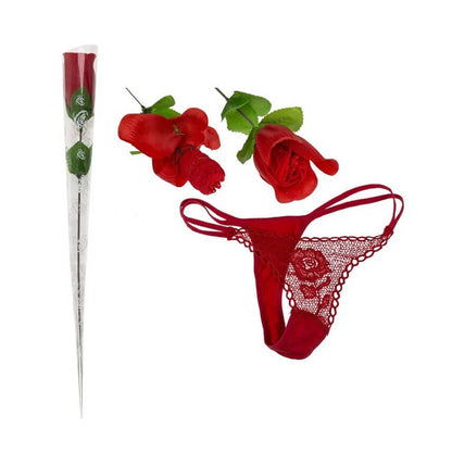 Tanguita sexy escondido en una rosa roja
